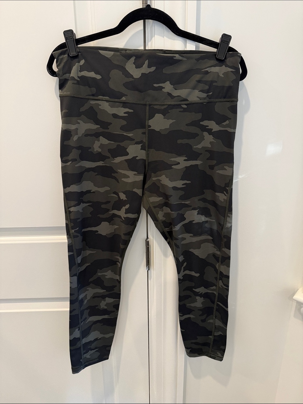 Athleta Ultimate Camo 7/8 Tights Size L in Olive